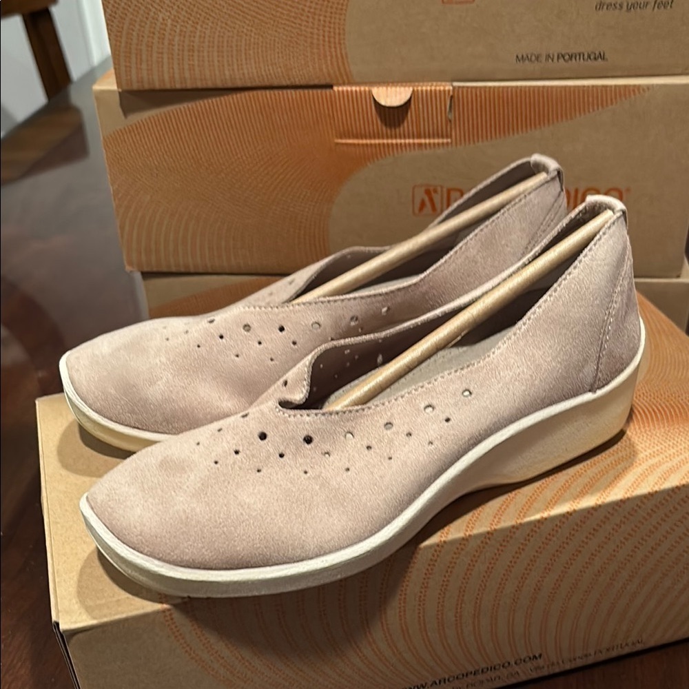 Arcopedico Ergonomic Beige shoes with Perforated Design - Picture 3 of 10